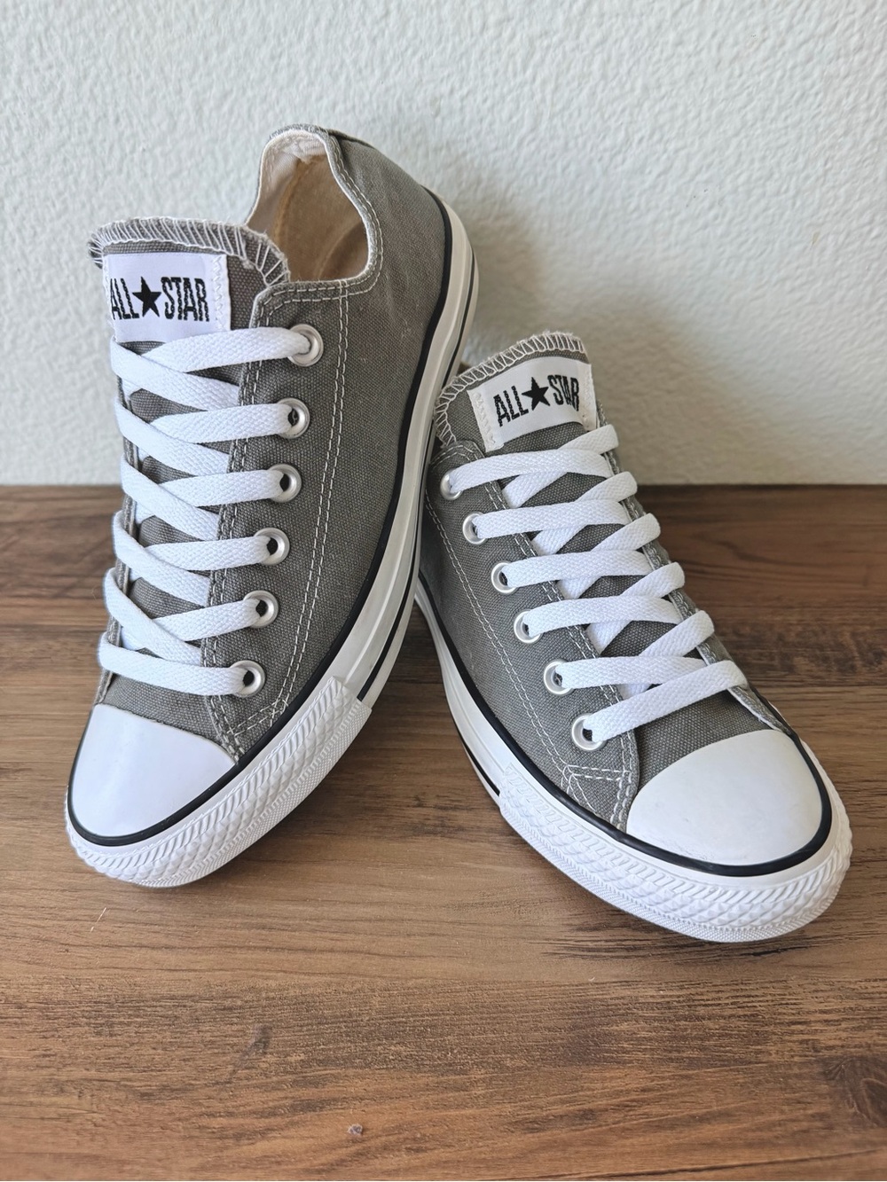 Converse Chuck Taylor All Star Low Top Gray Sneakers (Size: 7 Women, 5 Men)